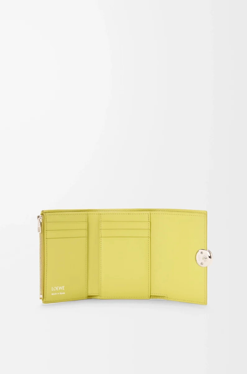 cartera vertical pequeña pebble en piel de becerro napa brillante color citrino claro