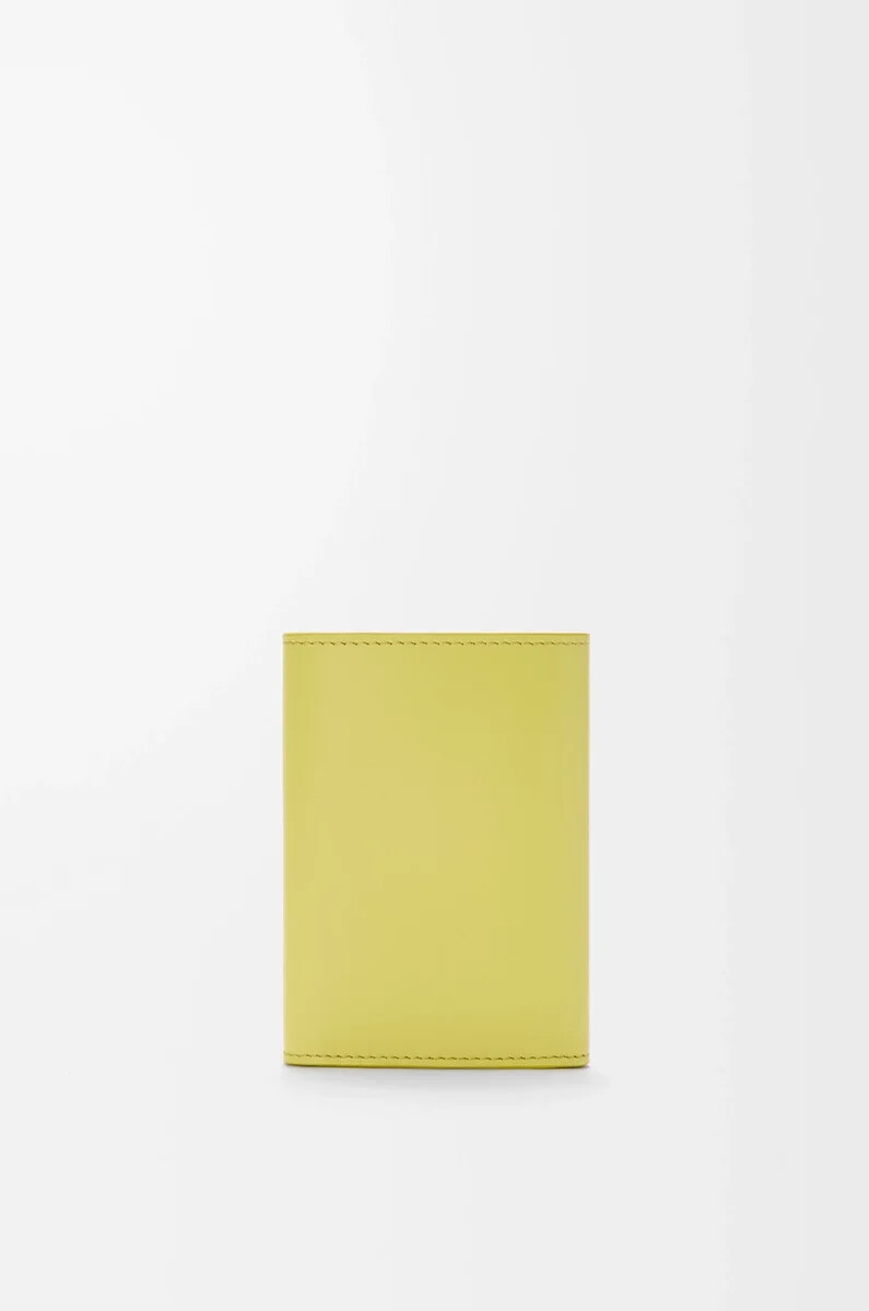cartera vertical pequeña pebble en piel de becerro napa brillante color citrino claro