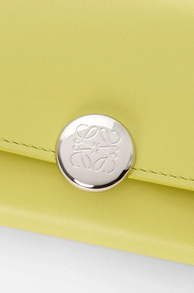 cartera vertical pequeña pebble en piel de becerro napa brillante color citrino claro