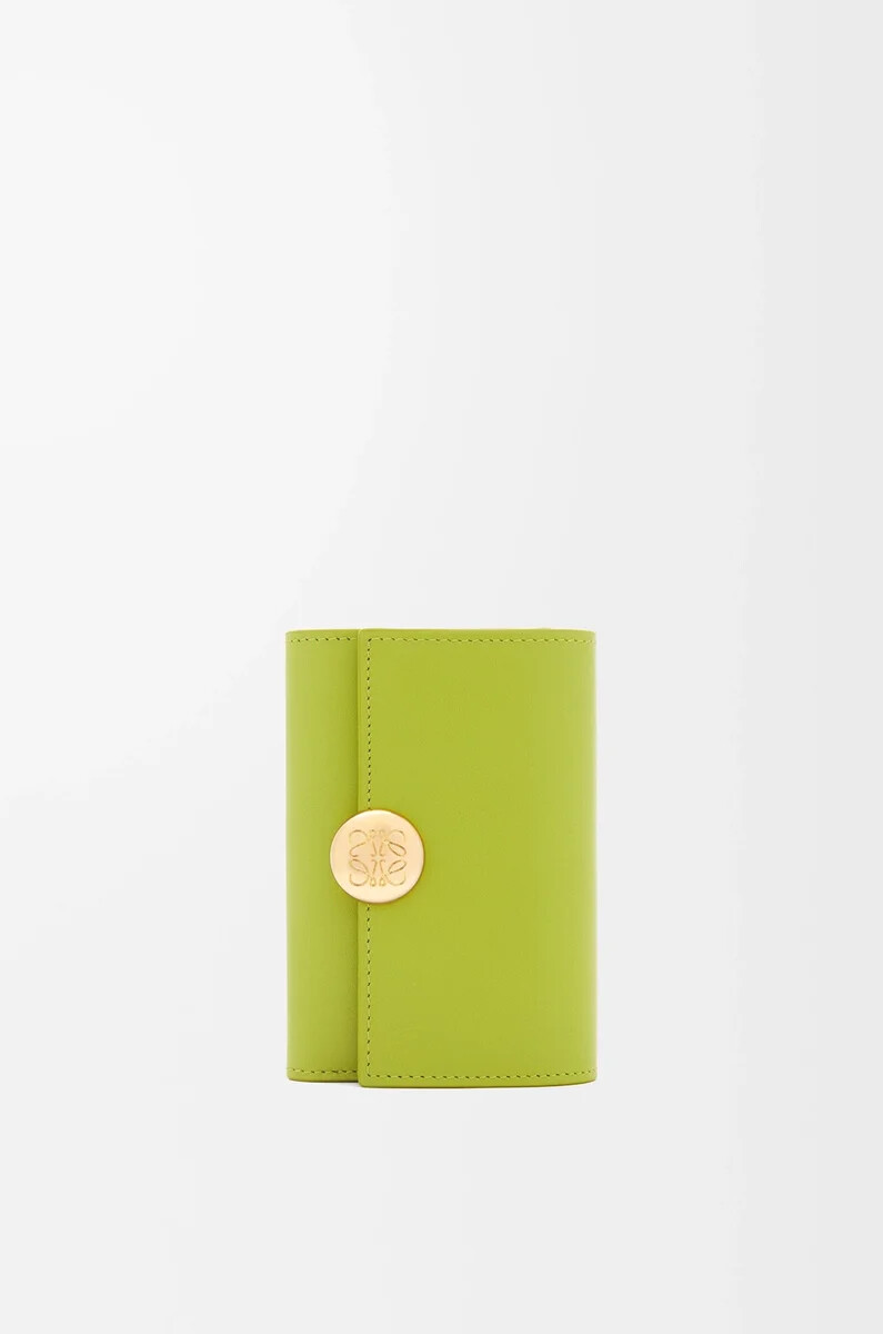 cartera vertical pequeña pebble en piel de becerro napa brillante color verde prado