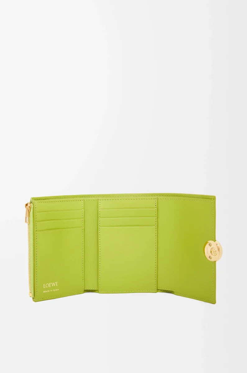 cartera vertical pequeña pebble en piel de becerro napa brillante color verde prado