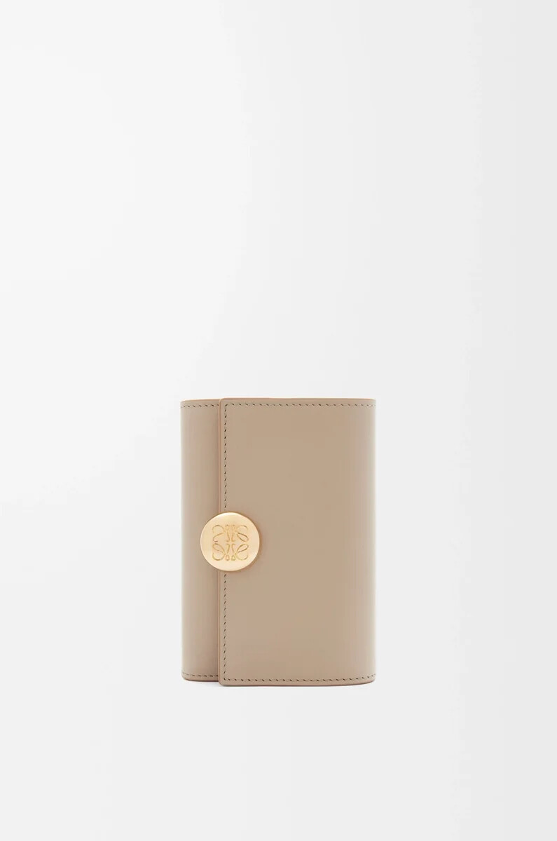 cartera vertical pequeña pebble en piel de becerro napa brillante arena