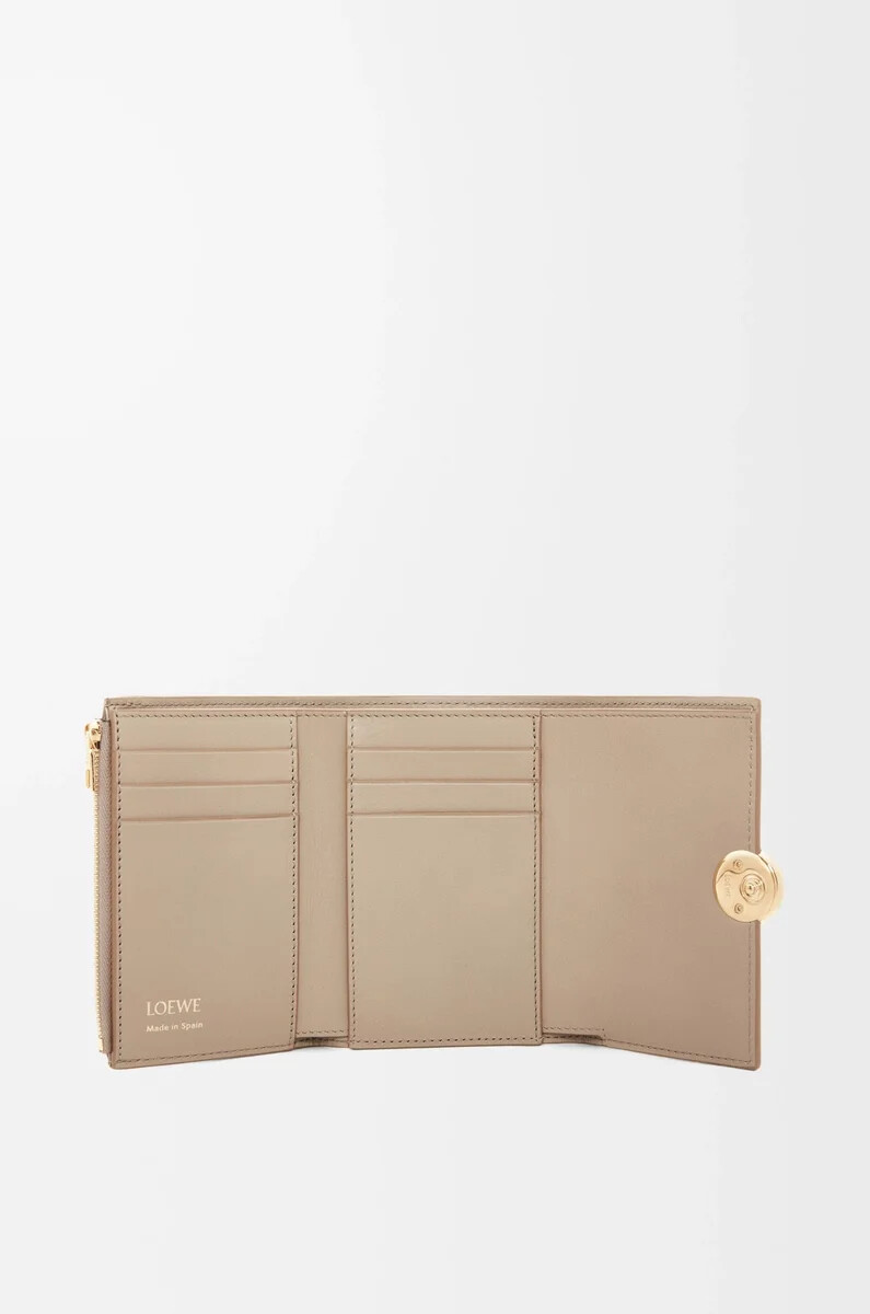 cartera vertical pequeña pebble en piel de becerro napa brillante arena