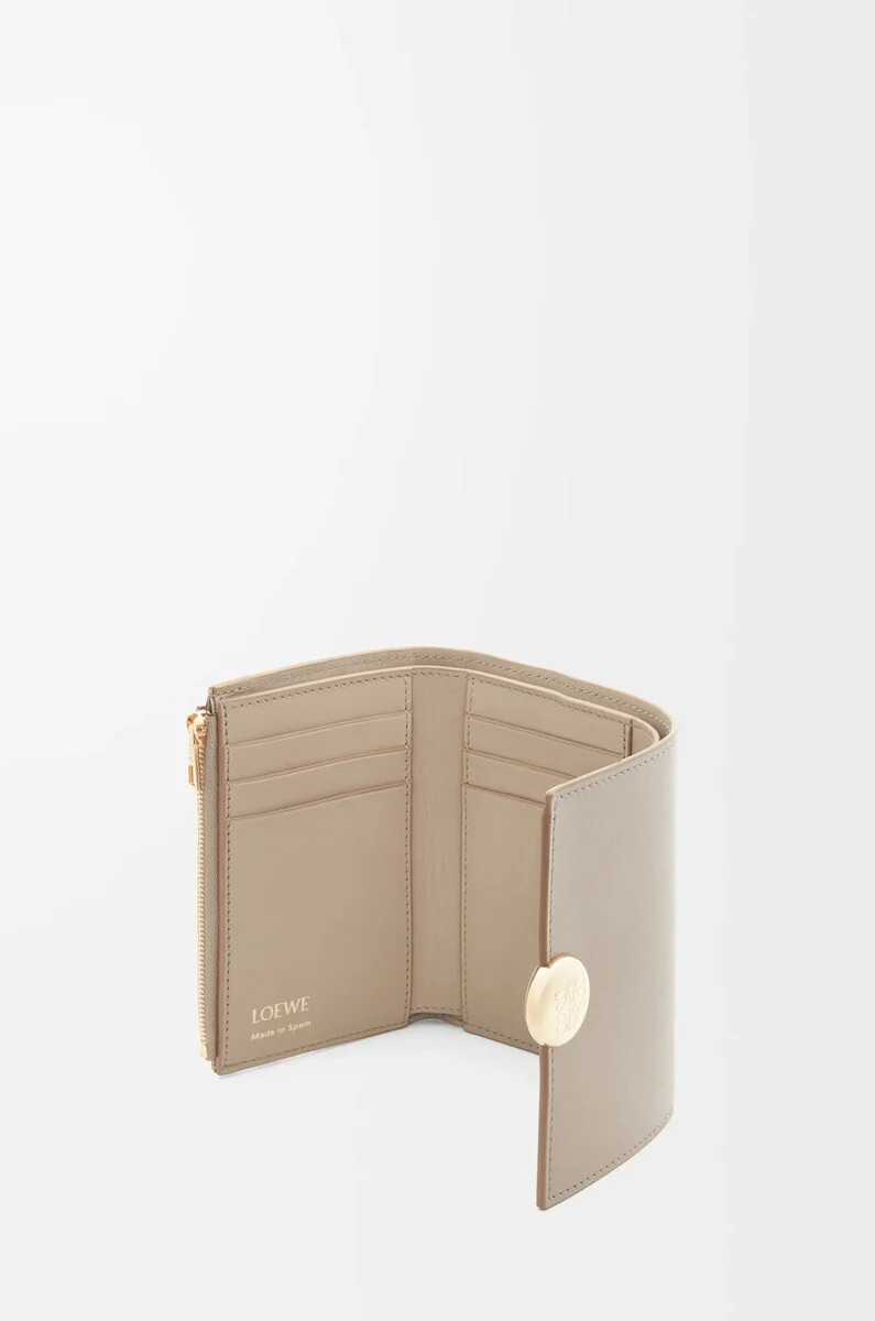 cartera vertical pequeña pebble en piel de becerro napa brillante arena