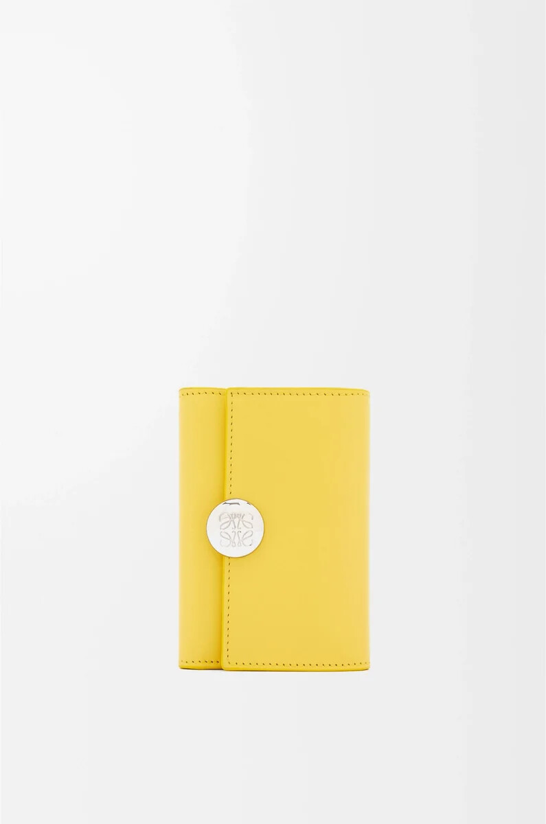 cartera vertical pequeña pebble en piel de becerro napa brillante baby corn