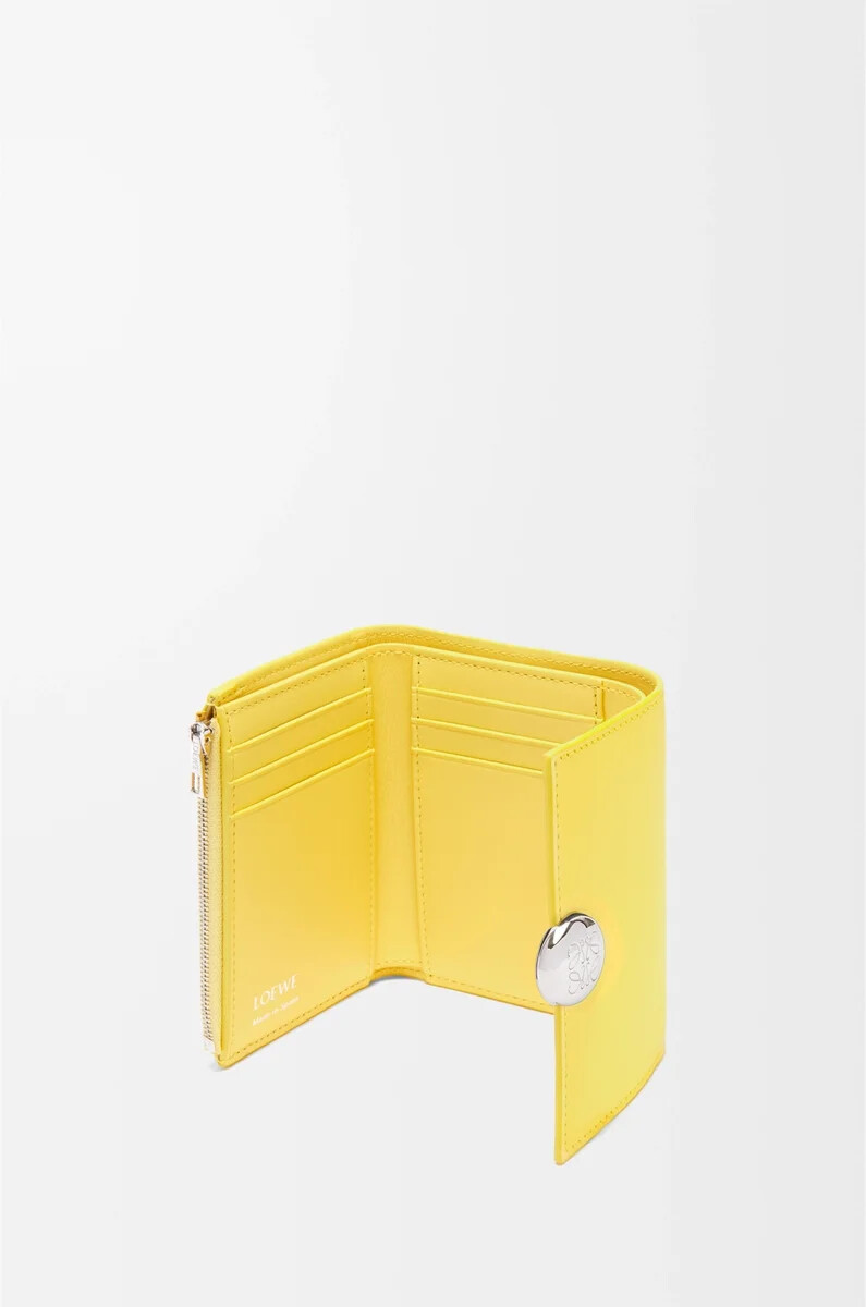 cartera vertical pequeña pebble en piel de becerro napa brillante baby corn