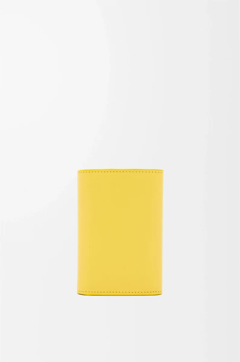 cartera vertical pequeña pebble en piel de becerro napa brillante baby corn