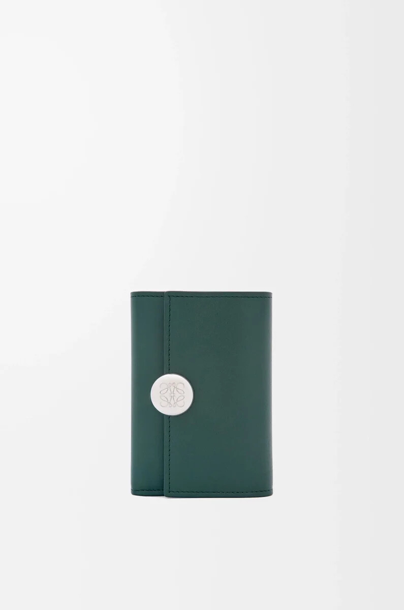 cartera vertical pequeña pebble en piel de becerro napa brillante deep forest