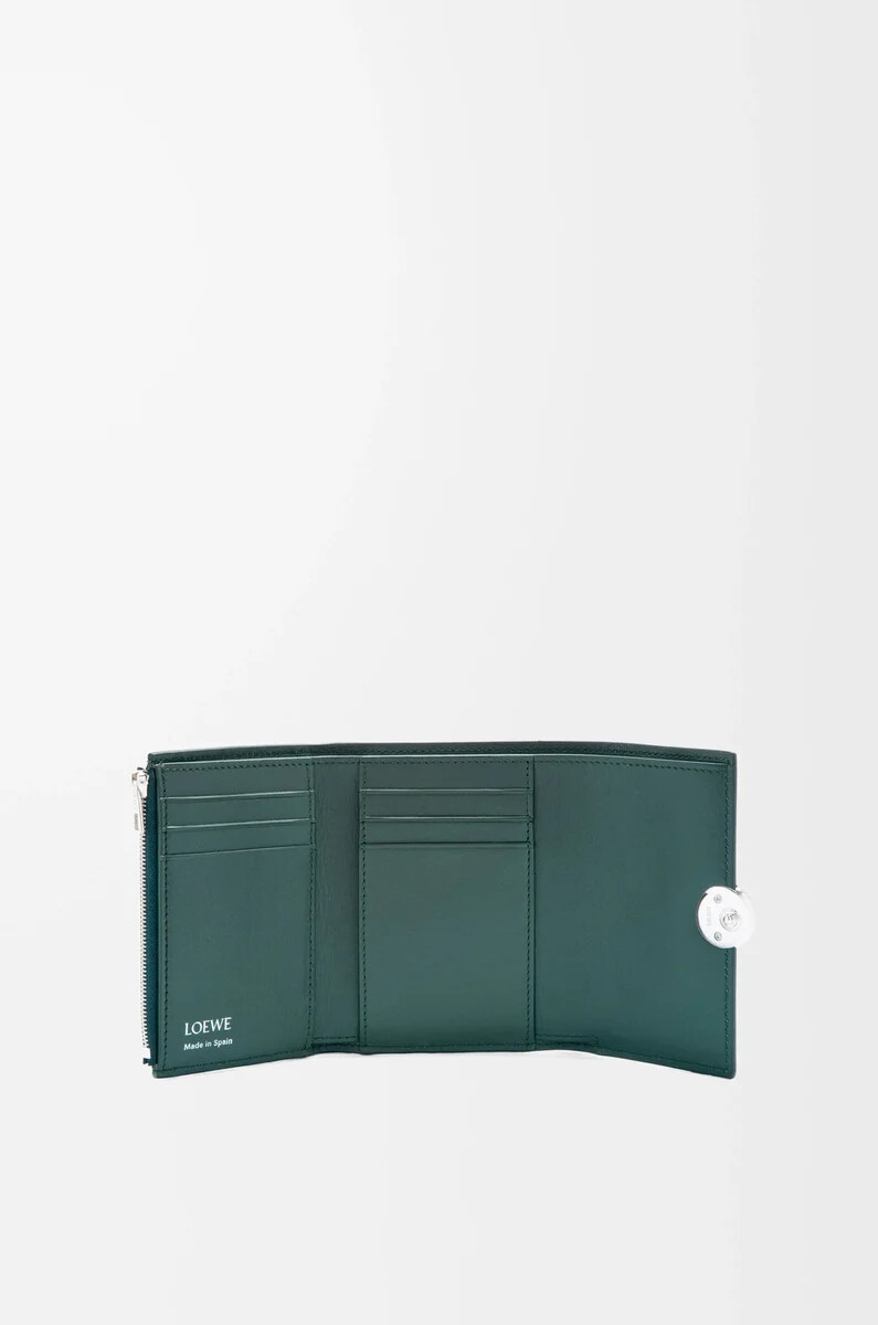 cartera vertical pequeña pebble en piel de becerro napa brillante deep forest