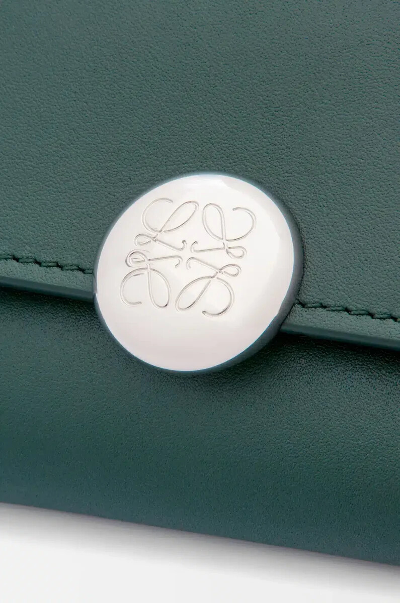 cartera vertical pequeña pebble en piel de becerro napa brillante deep forest