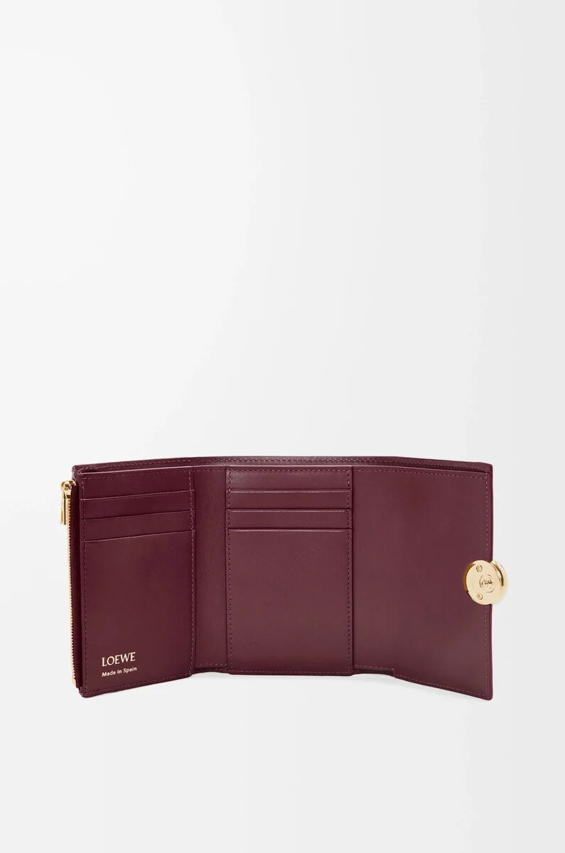 cartera vertical pequeña pebble en piel de becerro napa brillante color burdeos