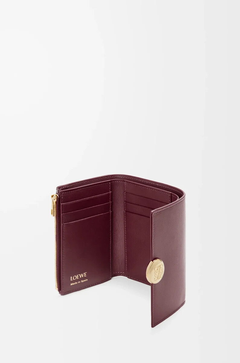 cartera vertical pequeña pebble en piel de becerro napa brillante color burdeos