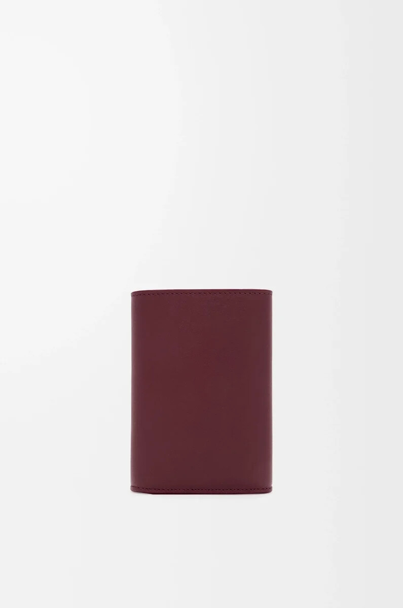 cartera vertical pequeña pebble en piel de becerro napa brillante color burdeos