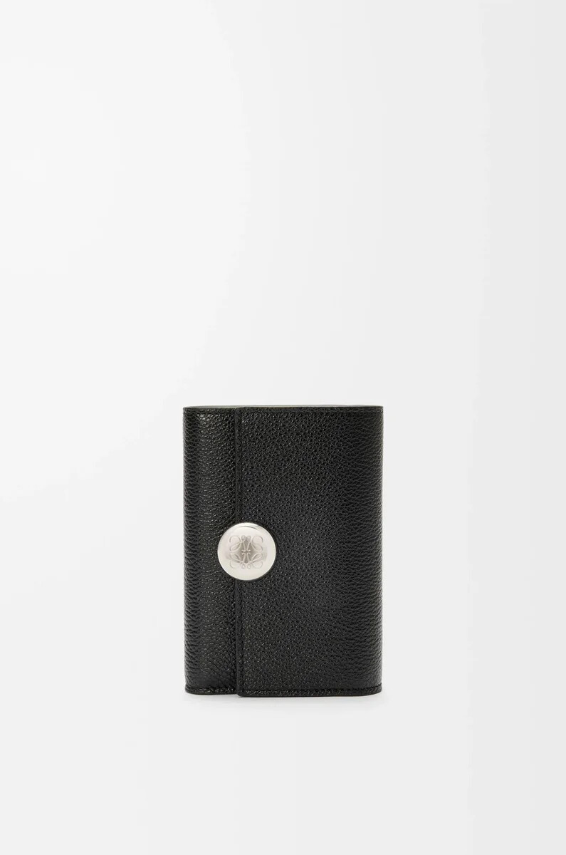 cartera vertical pequeña pebble de piel de becerro granulada color negro