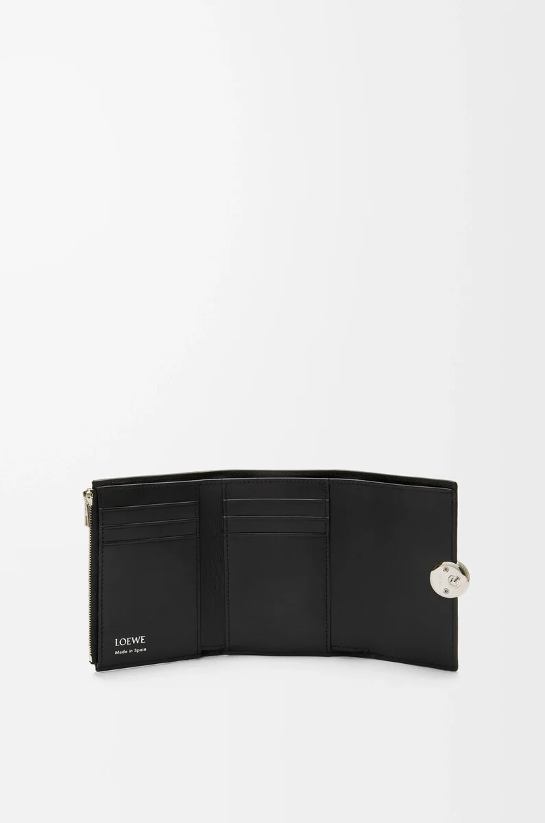 cartera vertical pequeña pebble de piel de becerro granulada color negro