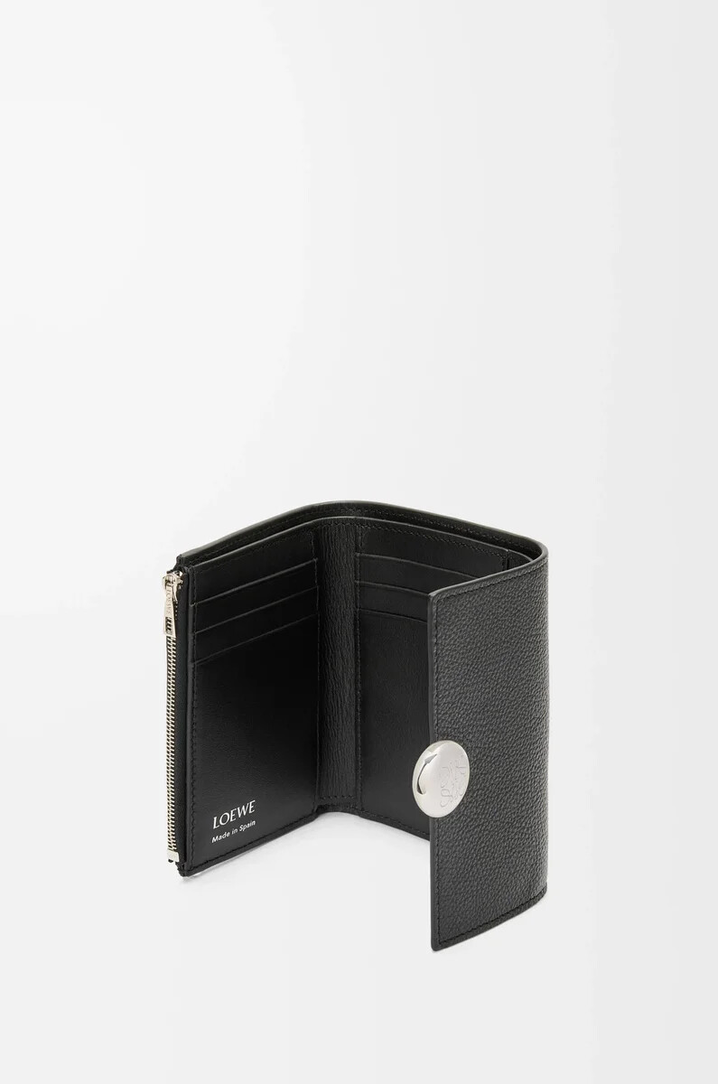 cartera vertical pequeña pebble de piel de becerro granulada color negro