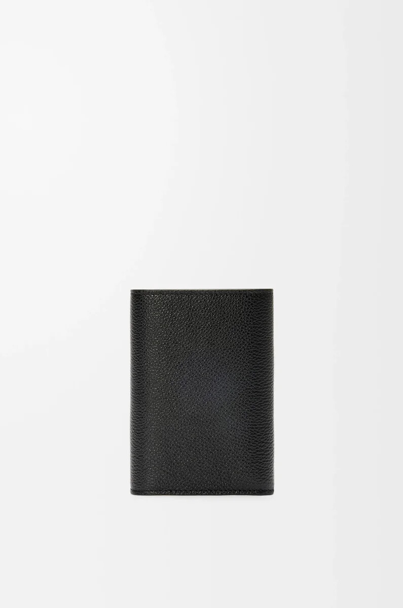 cartera vertical pequeña pebble de piel de becerro granulada color negro