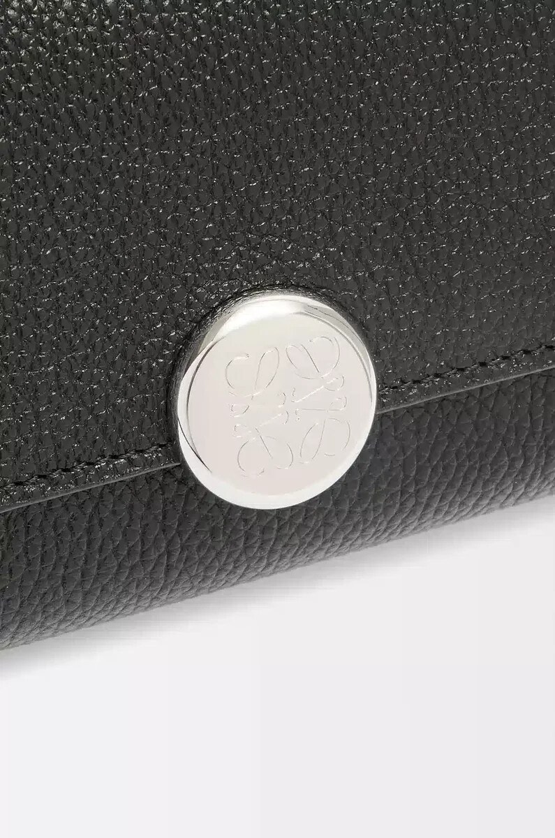 cartera vertical pequeña pebble de piel de becerro granulada color negro