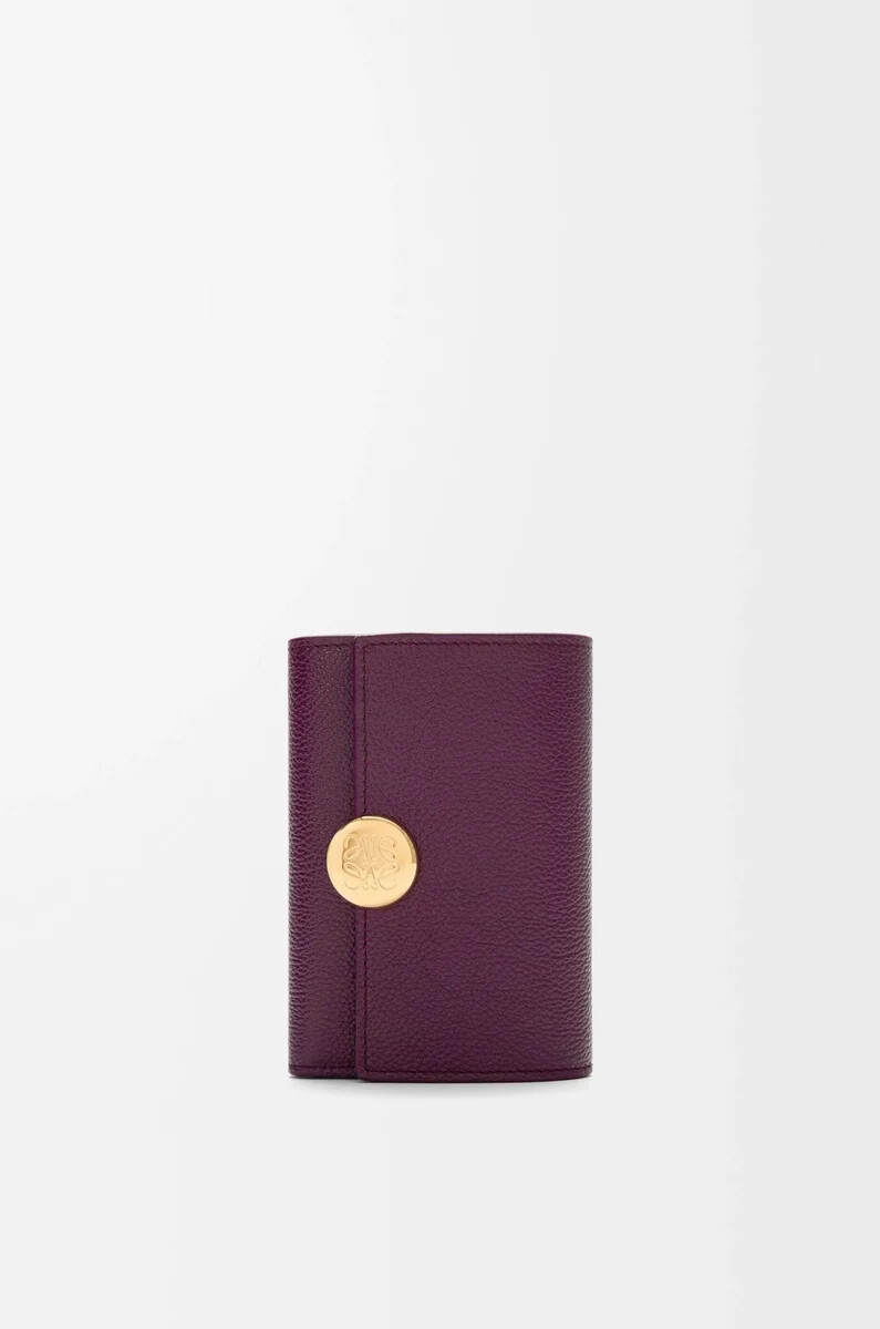 cartera vertical pequeña pebble en piel de becerro granulada color ciruela