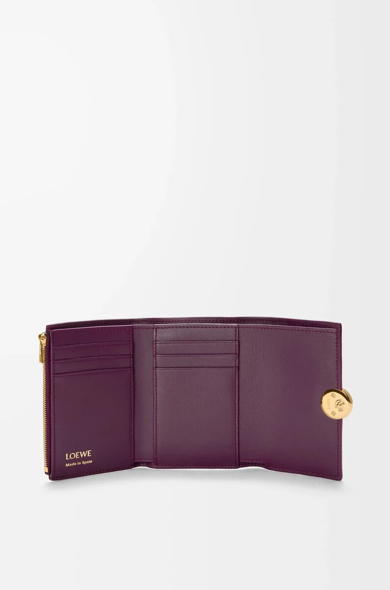 cartera vertical pequeña pebble en piel de becerro granulada color ciruela