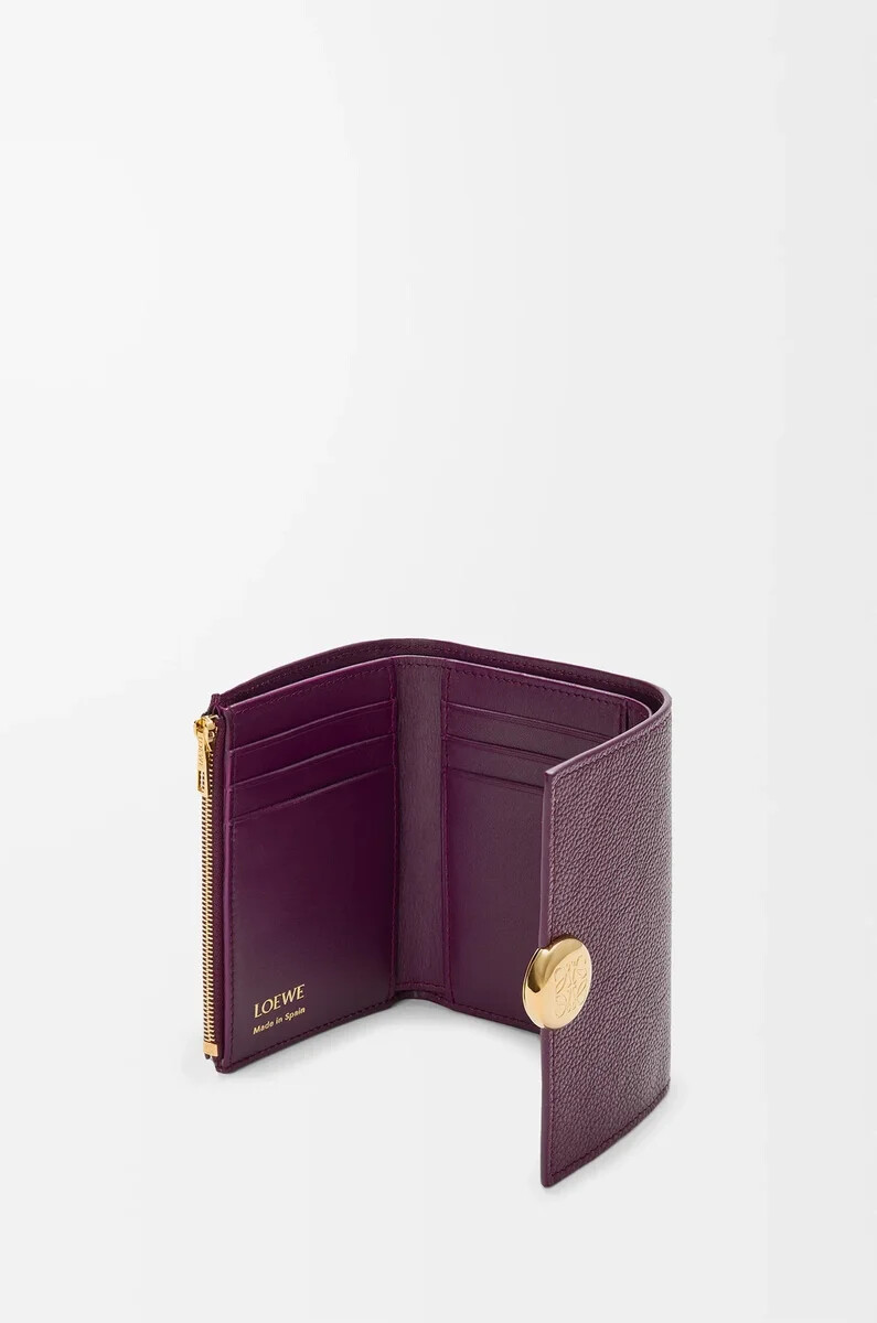 cartera vertical pequeña pebble en piel de becerro granulada color ciruela