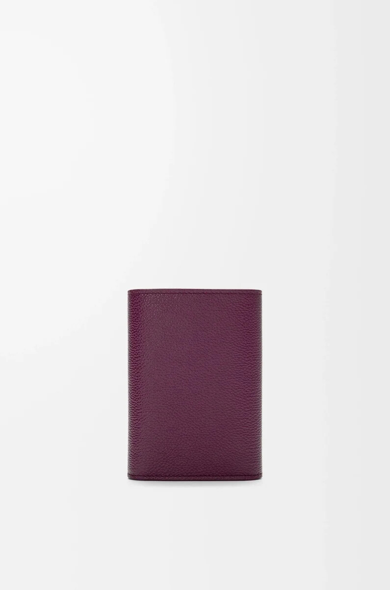 cartera vertical pequeña pebble en piel de becerro granulada color ciruela