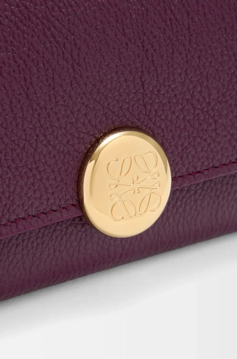 cartera vertical pequeña pebble en piel de becerro granulada color ciruela
