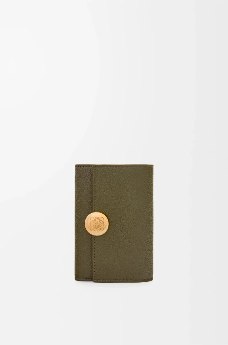 cartera vertical pequeña pebble en piel de becerro granulada color caqui oscuro
