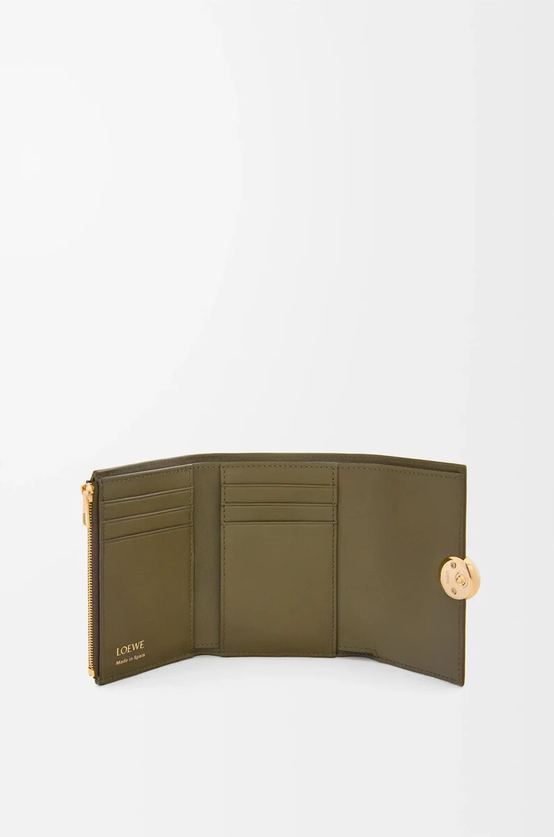 cartera vertical pequeña pebble en piel de becerro granulada color caqui oscuro