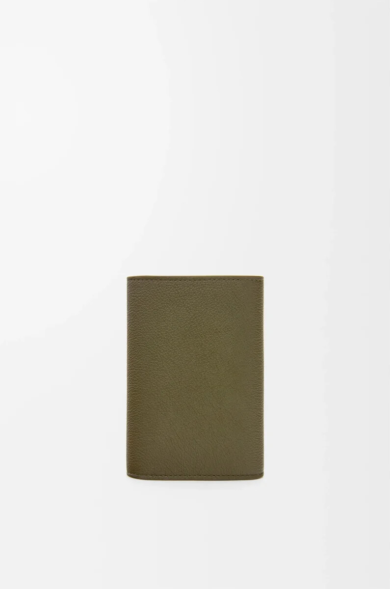 cartera vertical pequeña pebble en piel de becerro granulada color caqui oscuro