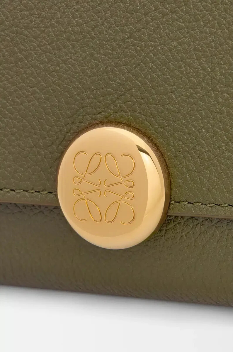cartera vertical pequeña pebble en piel de becerro granulada color caqui oscuro