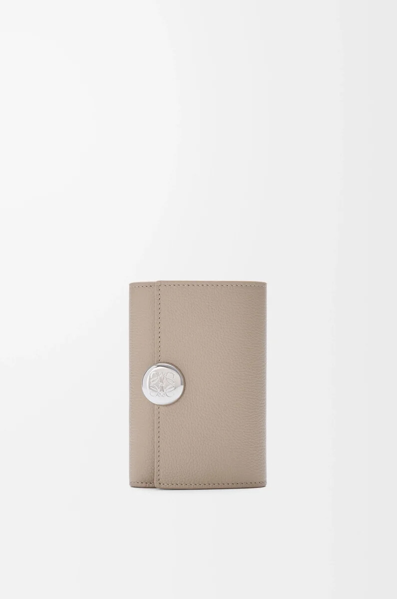 cartera vertical pequeña pebble en piel de becerro granulada color arcilla