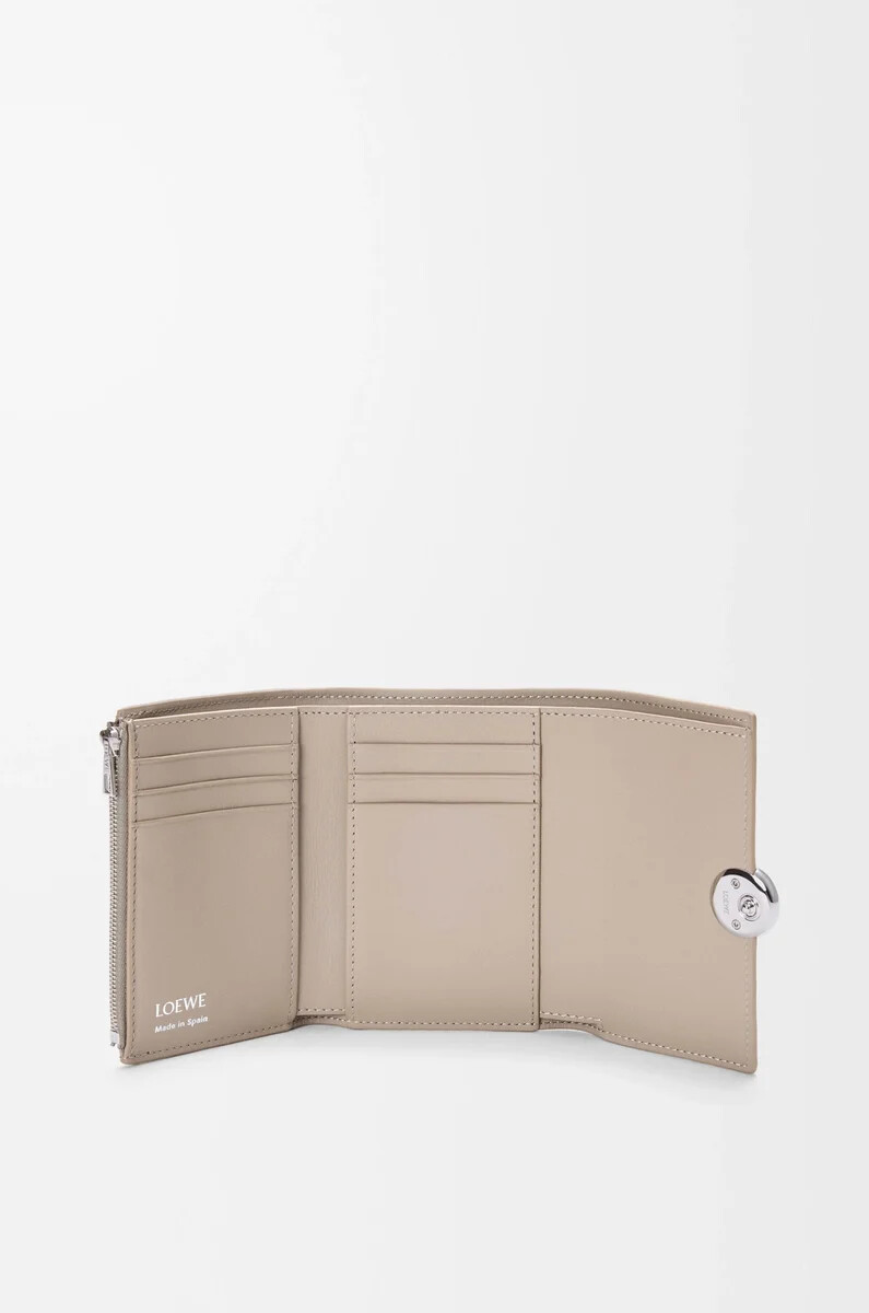 cartera vertical pequeña pebble en piel de becerro granulada color arcilla