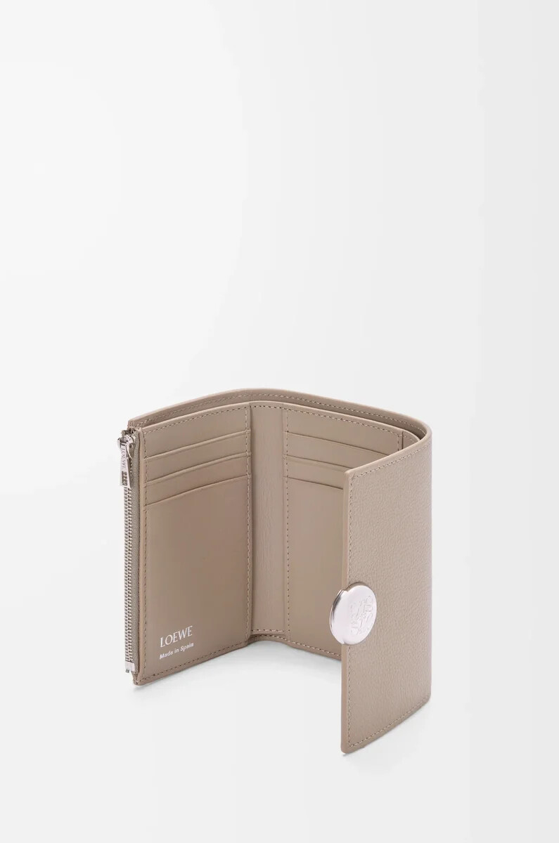 cartera vertical pequeña pebble en piel de becerro granulada color arcilla