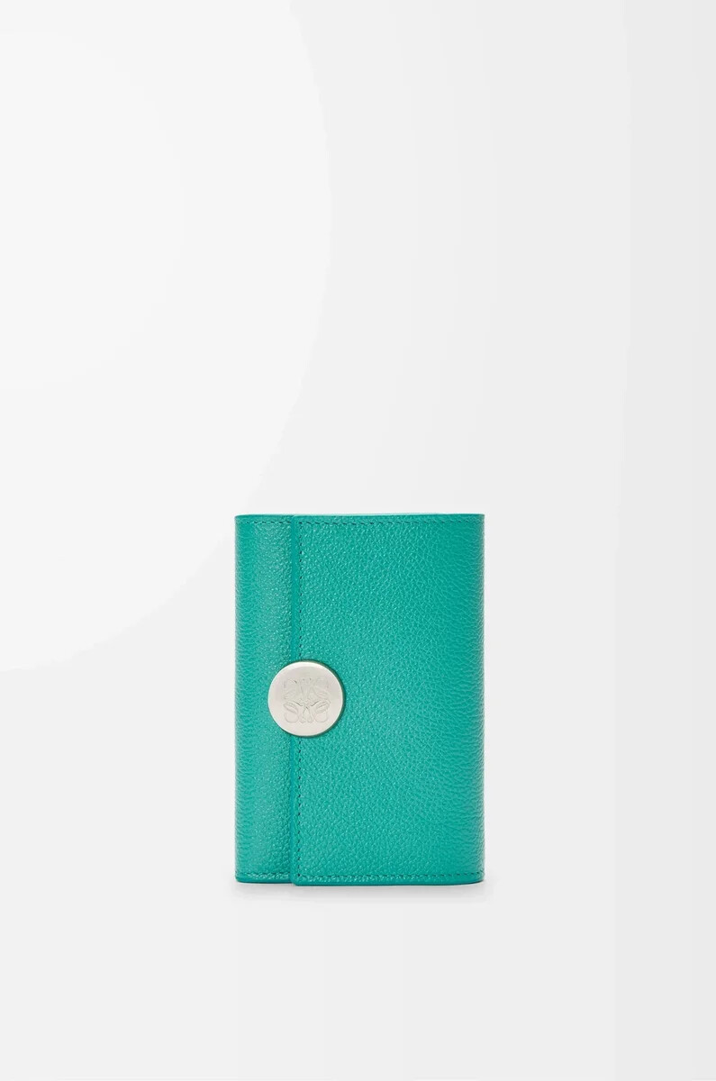 cartera vertical pequeña pebble en piel de becerro granulada color aguamarina