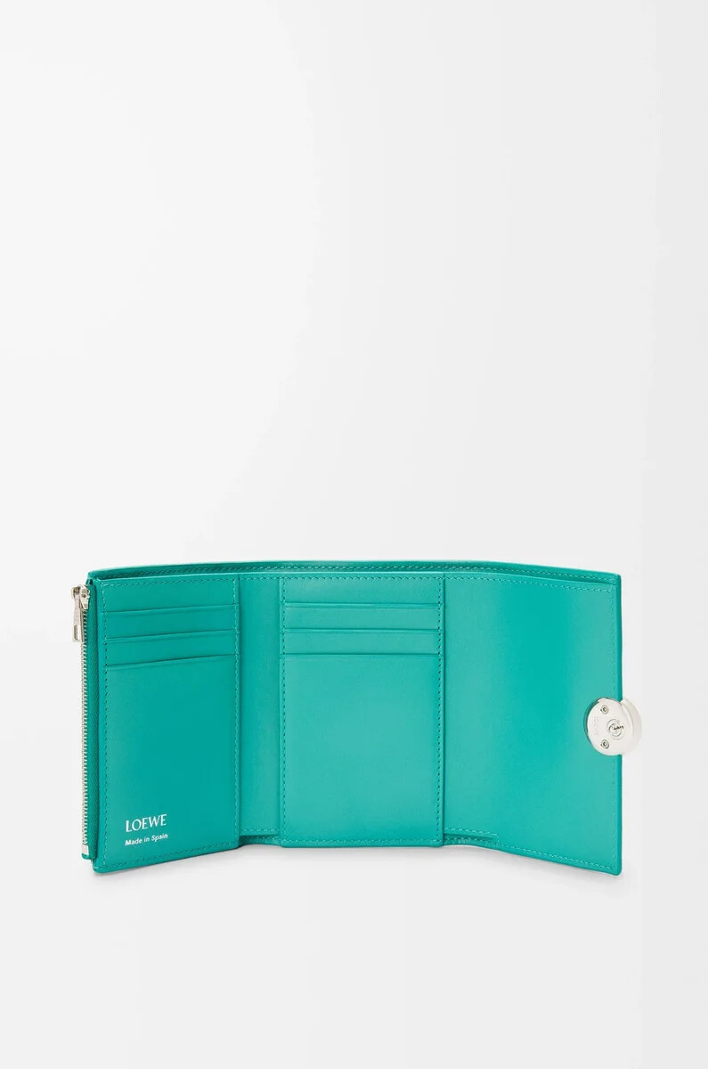 cartera vertical pequeña pebble en piel de becerro granulada color aguamarina