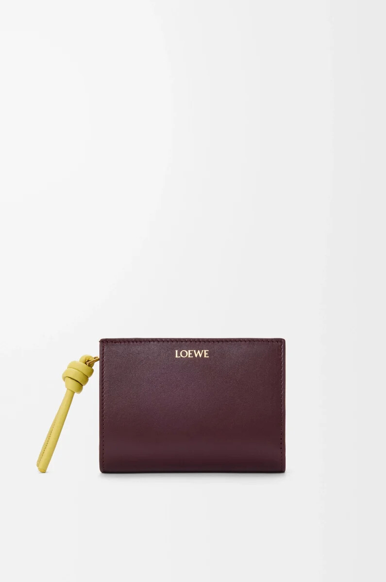 cartera compacta knot en piel de becerro napa brillante color burdeos oscurocitrino claro