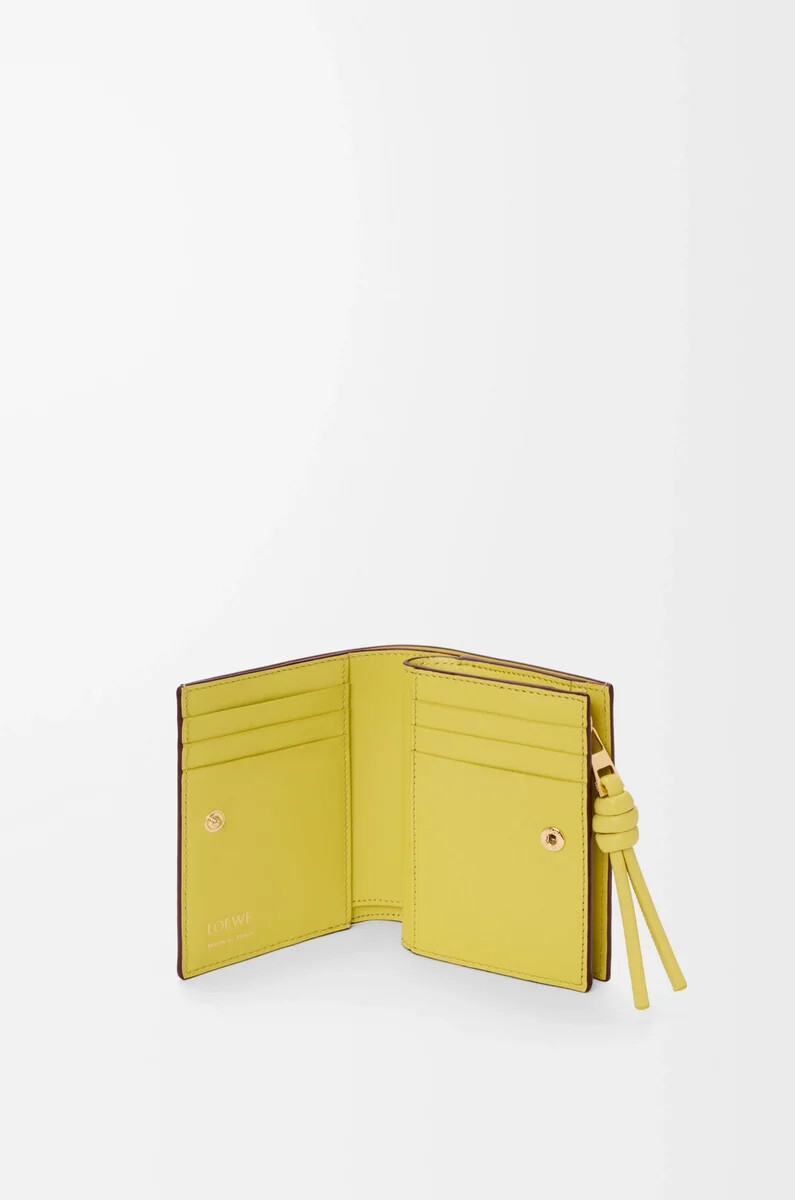 cartera compacta knot en piel de becerro napa brillante color burdeos oscurocitrino claro