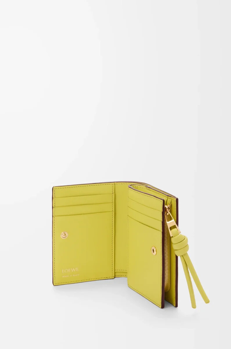 cartera compacta knot en piel de becerro napa brillante color burdeos oscurocitrino claro