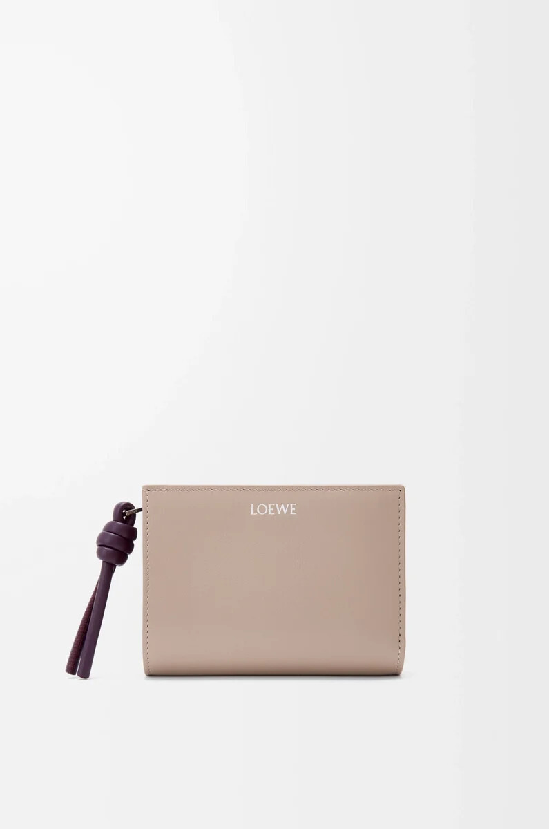 cartera compacta knot en piel de becerro napa brillante color arcillaciruela