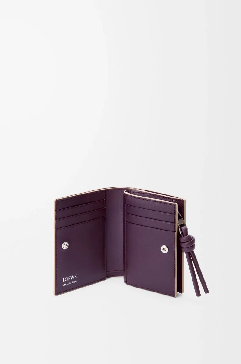 cartera compacta knot en piel de becerro napa brillante color arcillaciruela