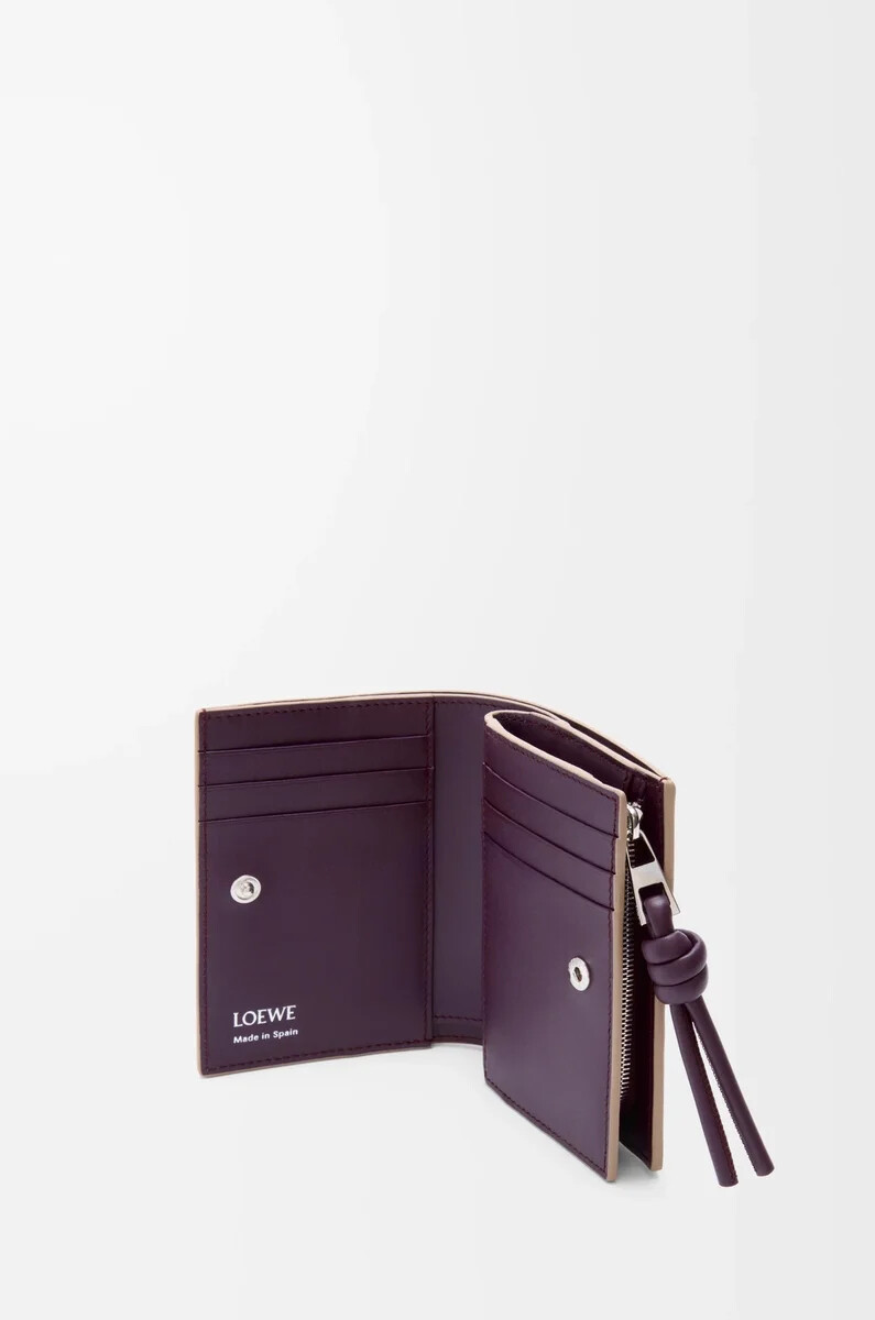 cartera compacta knot en piel de becerro napa brillante color arcillaciruela