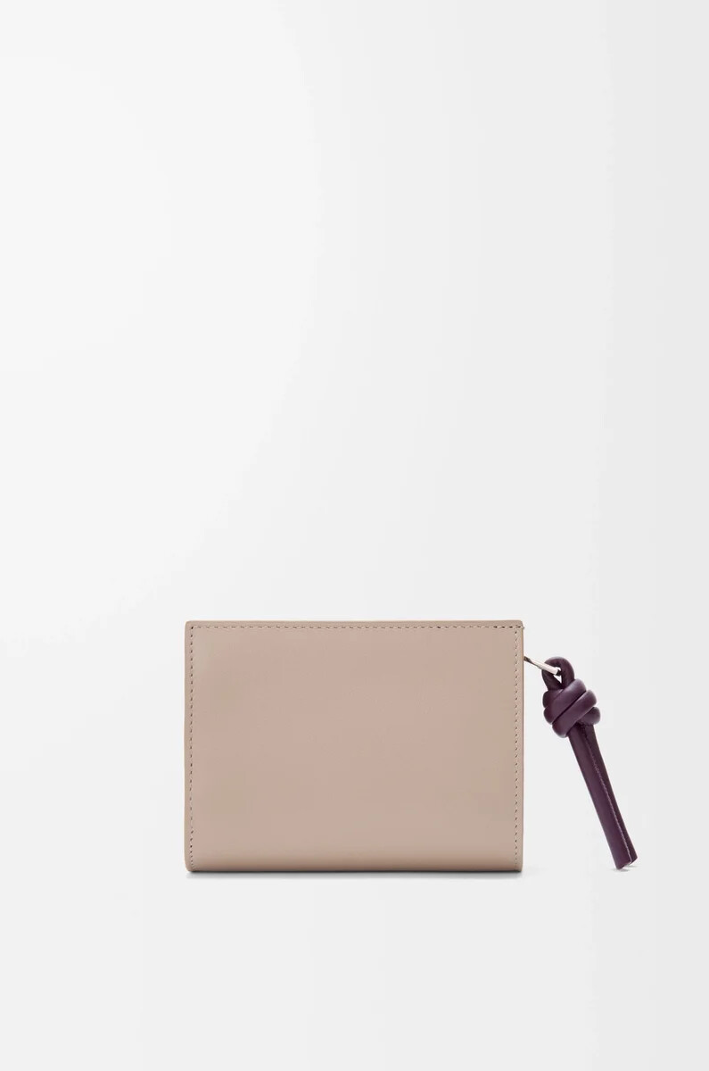cartera compacta knot en piel de becerro napa brillante color arcillaciruela