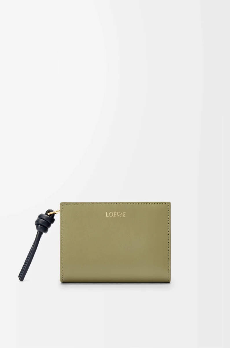 cartera compacta knot en piel de becerro napa brillante color eucaliptoazul marino intenso