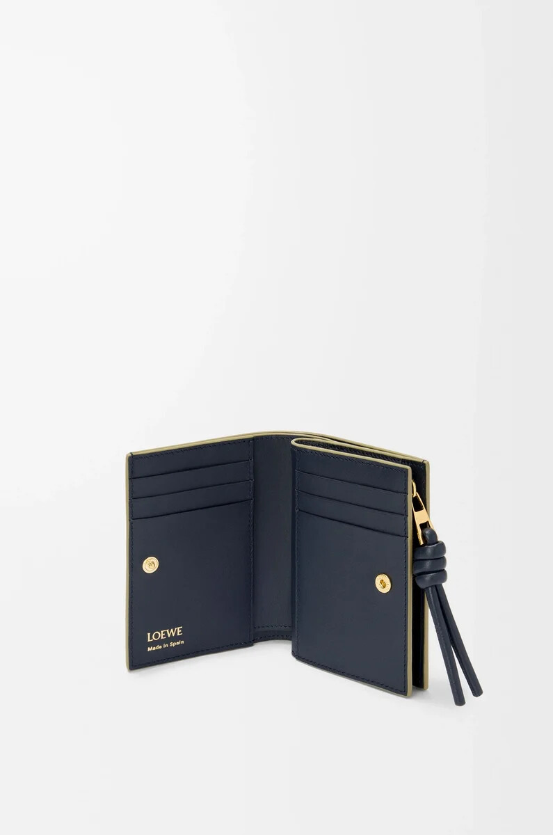 cartera compacta knot en piel de becerro napa brillante color eucaliptoazul marino intenso