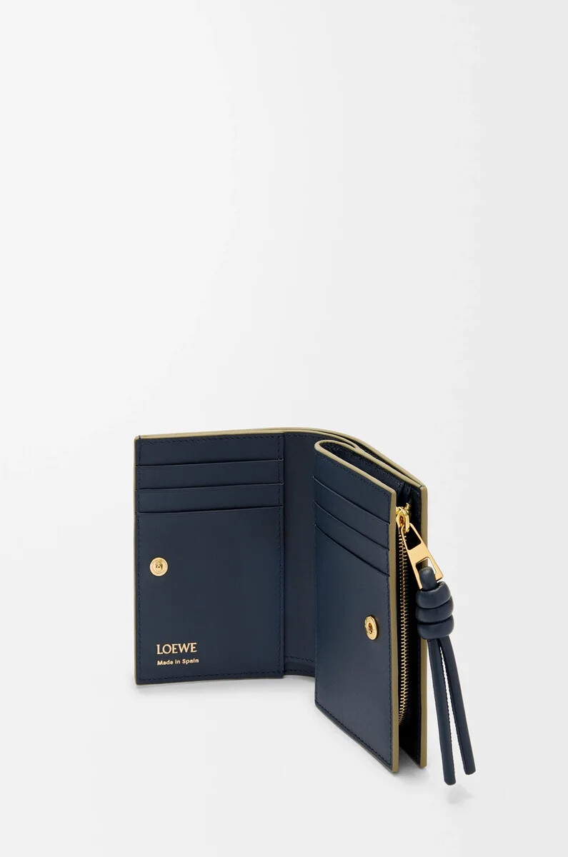 cartera compacta knot en piel de becerro napa brillante color eucaliptoazul marino intenso