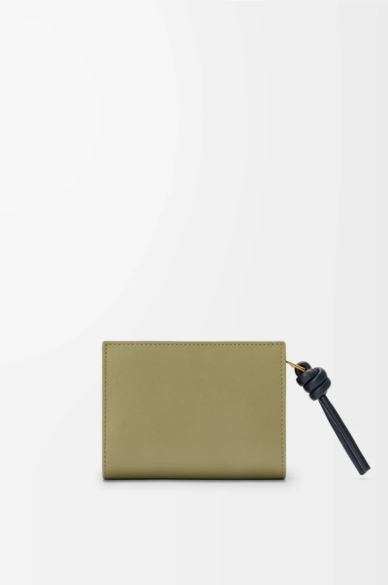 cartera compacta knot en piel de becerro napa brillante color eucaliptoazul marino intenso