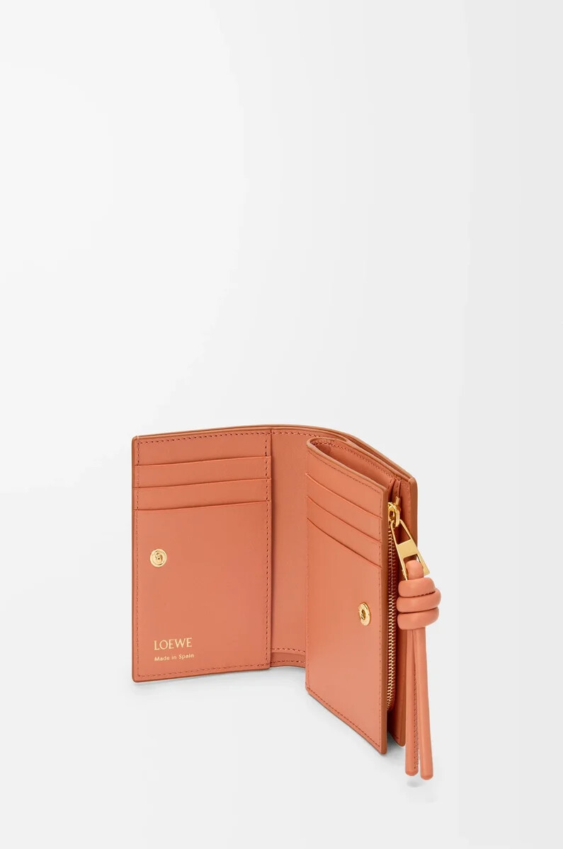 cartera compacta knot en piel de becerro napa brillante color tostadopapaya