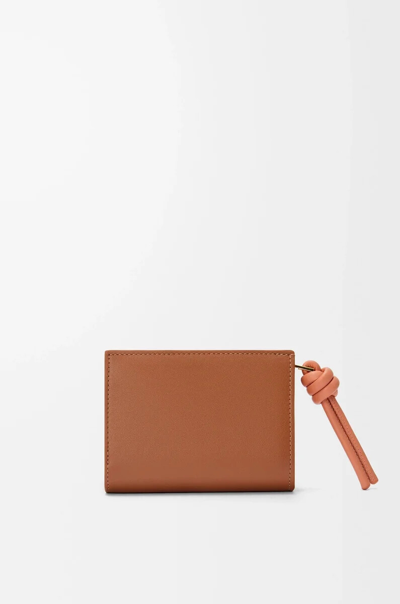 cartera compacta knot en piel de becerro napa brillante color tostadopapaya