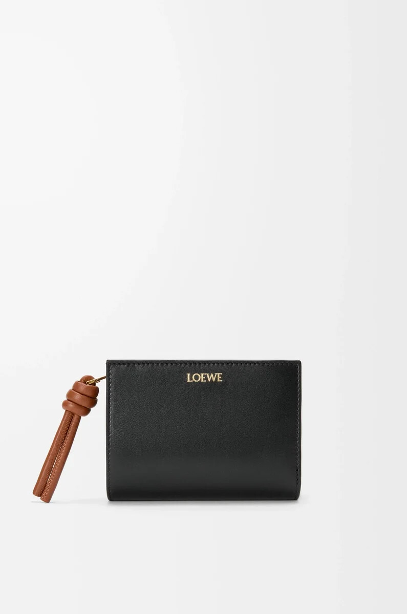 cartera compacta knot en piel de becerro napa brillante negroardilla